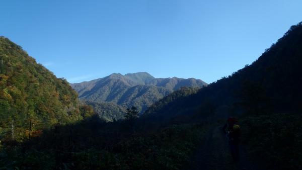 まずは林道歩き！朝から快晴。奥に見えるのが目指すソエマツ岳。